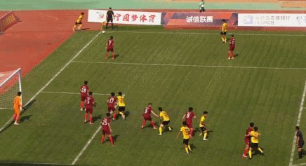 纪龙刚角球开出，皮球被门将扑到后入网，泰州1-1镇江