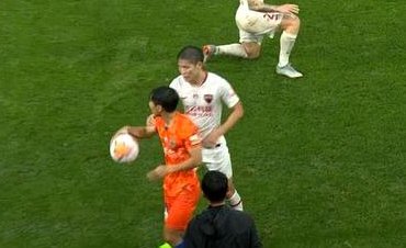 姜至鹏肘击遭红牌罚下引发争议