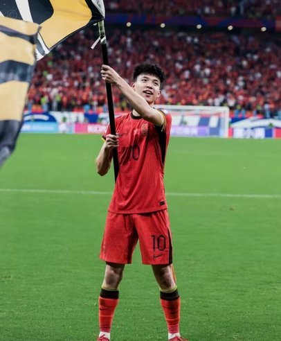 国足进球，教练王玉栋激动庆祝！