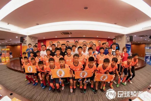 张卓毅重返校园赛场专注踢球续写青春新篇